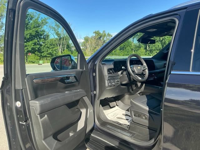 Used 2025 Chevrolet Suburban Premier w/ Sun And Tow Package AWD/4WD image 16