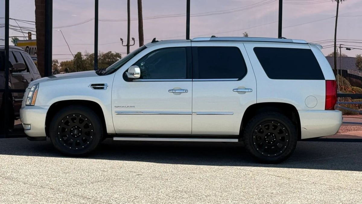 Used 2014 Cadillac Escalade Luxury AWD/4WD image 4