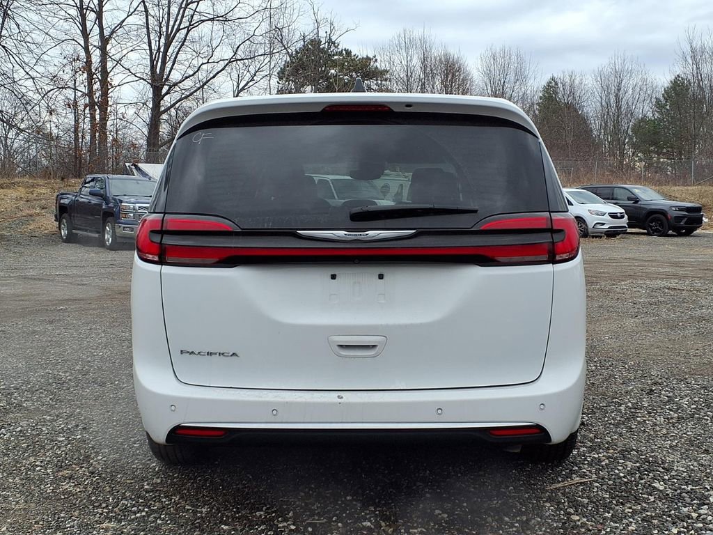 Used 2023 Chrysler Pacifica Touring-L image 6