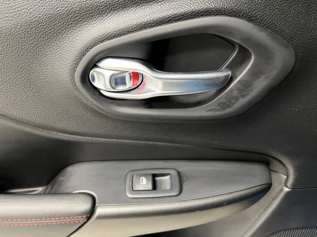 Used 2020 Jeep Cherokee Trailhawk w/ Technology Group image 39