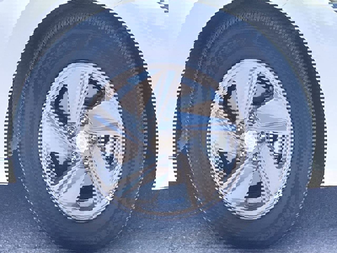 Certified 2025 Hyundai Elantra SE image 9