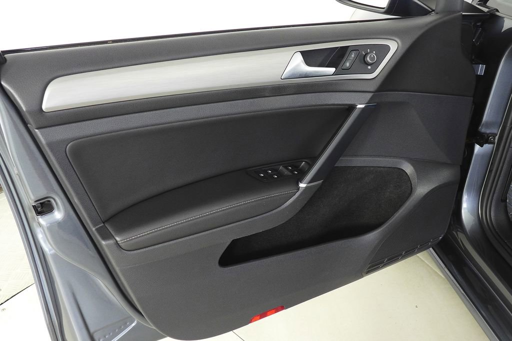 Used 2017 Volkswagen Golf S image 11