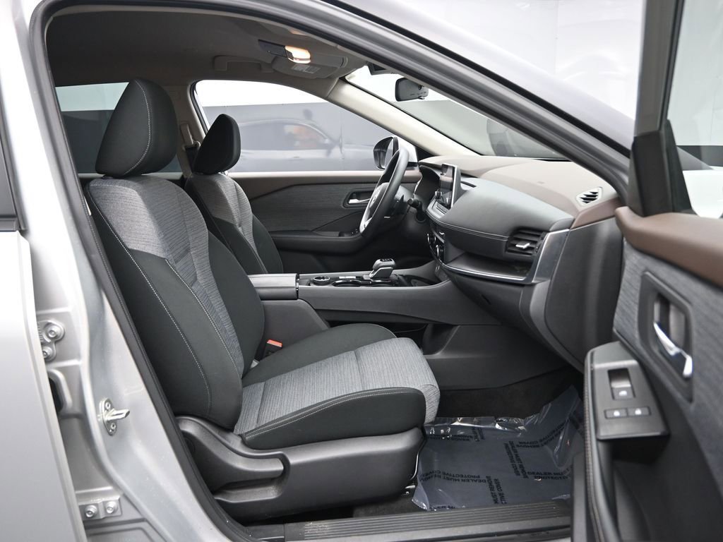 Used 2023 Nissan Rogue SV image 32