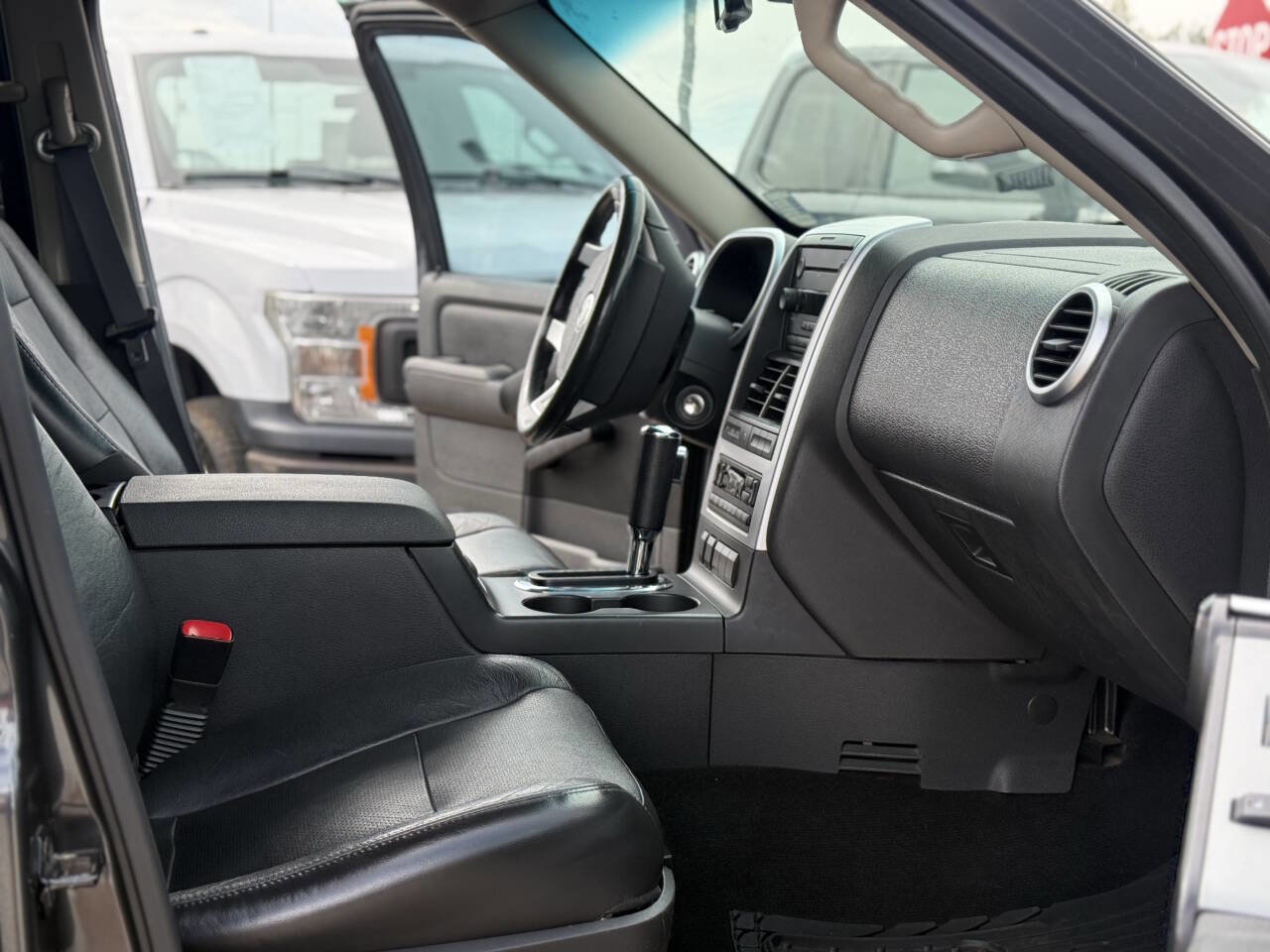Used 2007 Mercury Mountaineer AWD image 3