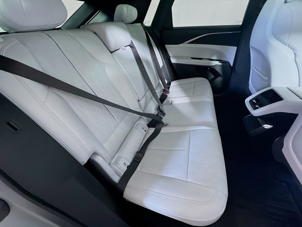 Used 2024 Cadillac Lyriq Luxury RWD image 24