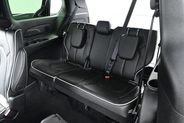 Used 2026 Chrysler Pacifica Limited FWD image 13