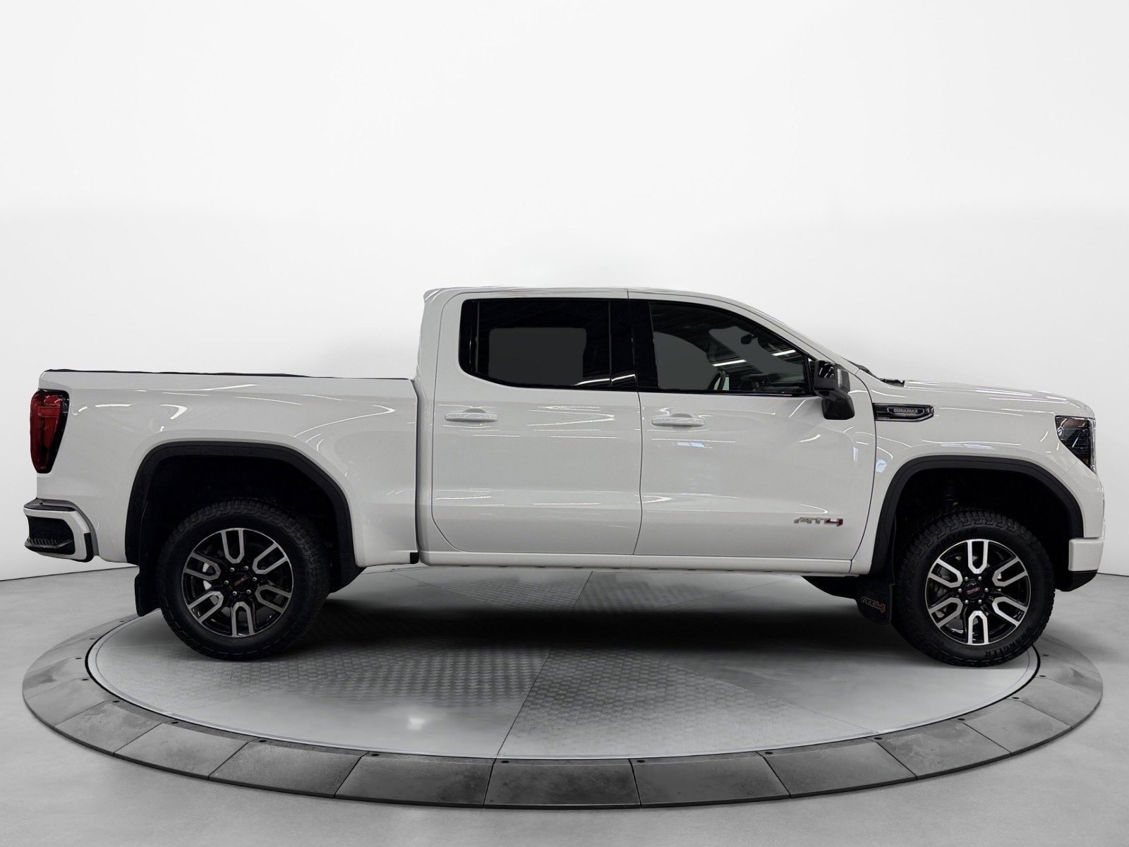 Used 2024 GMC Sierra 1500 AT4 w/ Technology Package AWD/4WD image 2