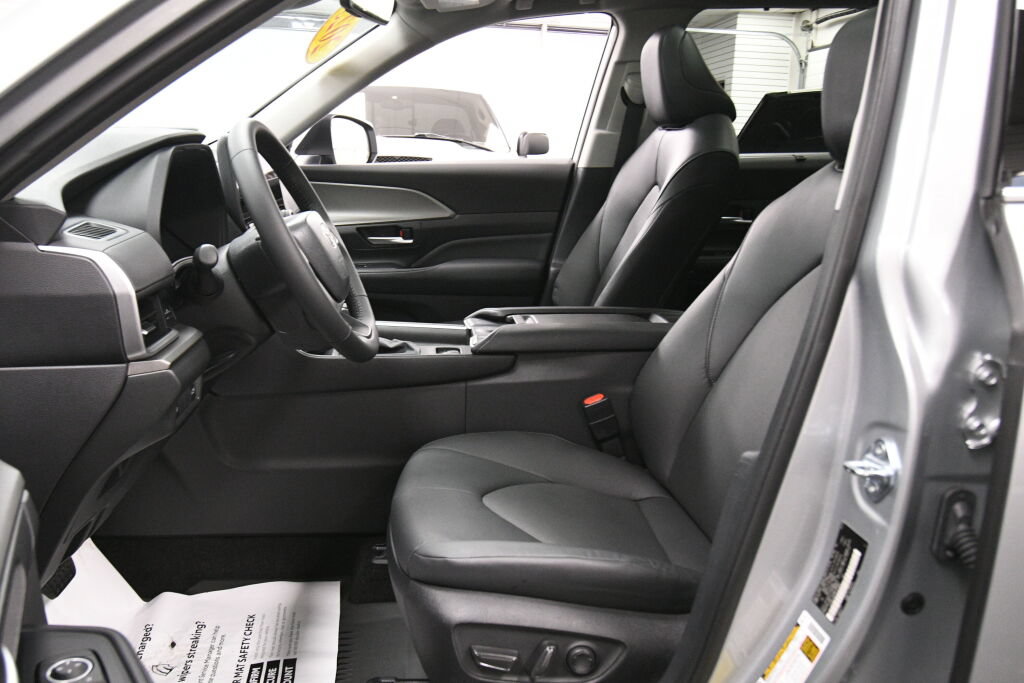 Certified 2025 Toyota Grand Highlander AWD image 9