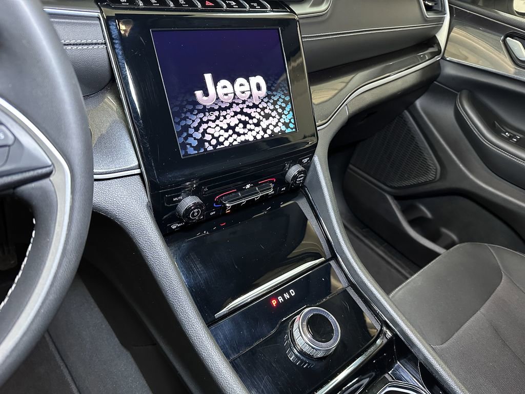 Used 2023 Jeep Grand Cherokee Laredo image 40