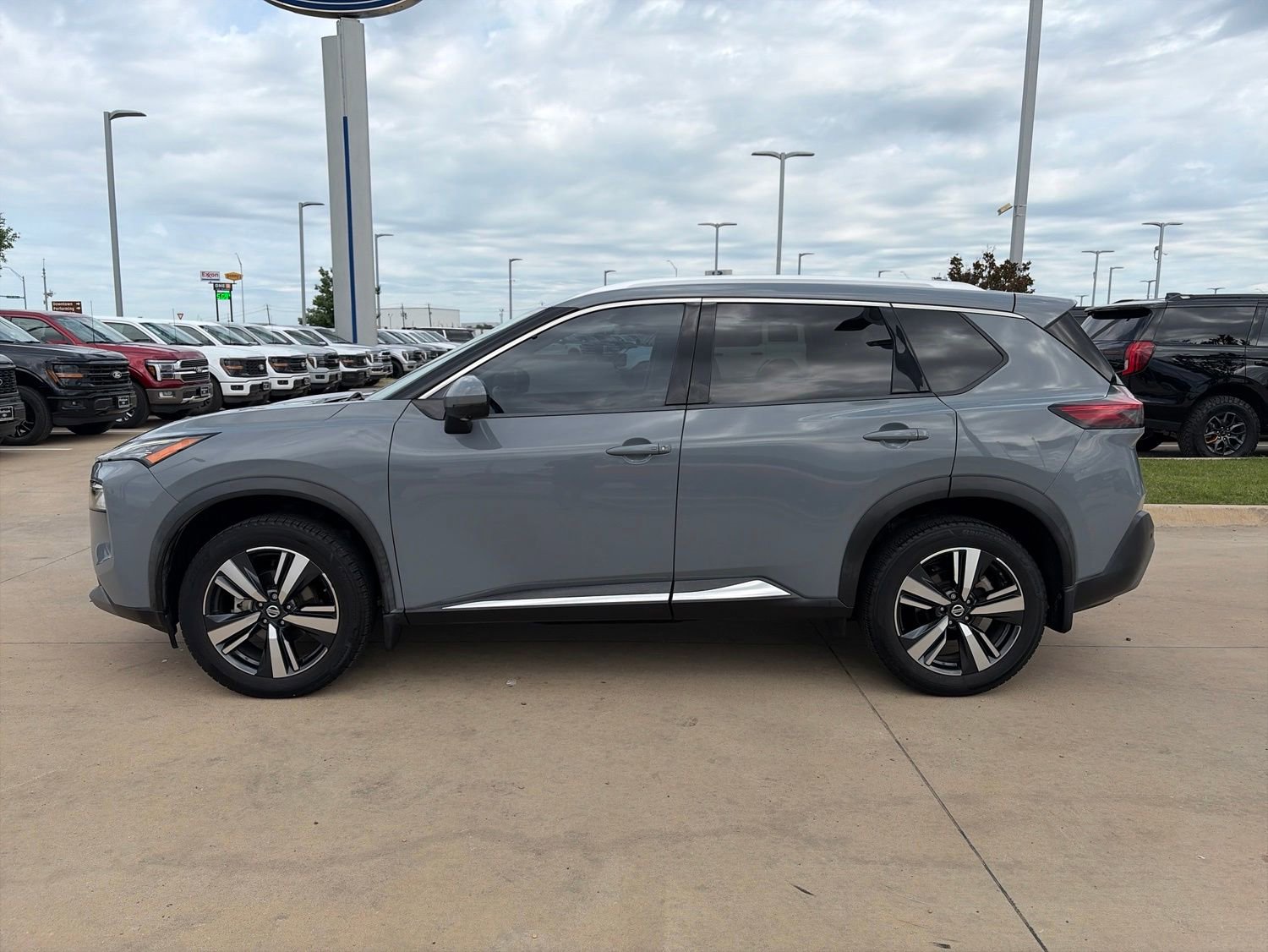 Used 2021 Nissan Rogue SL FWD image 2