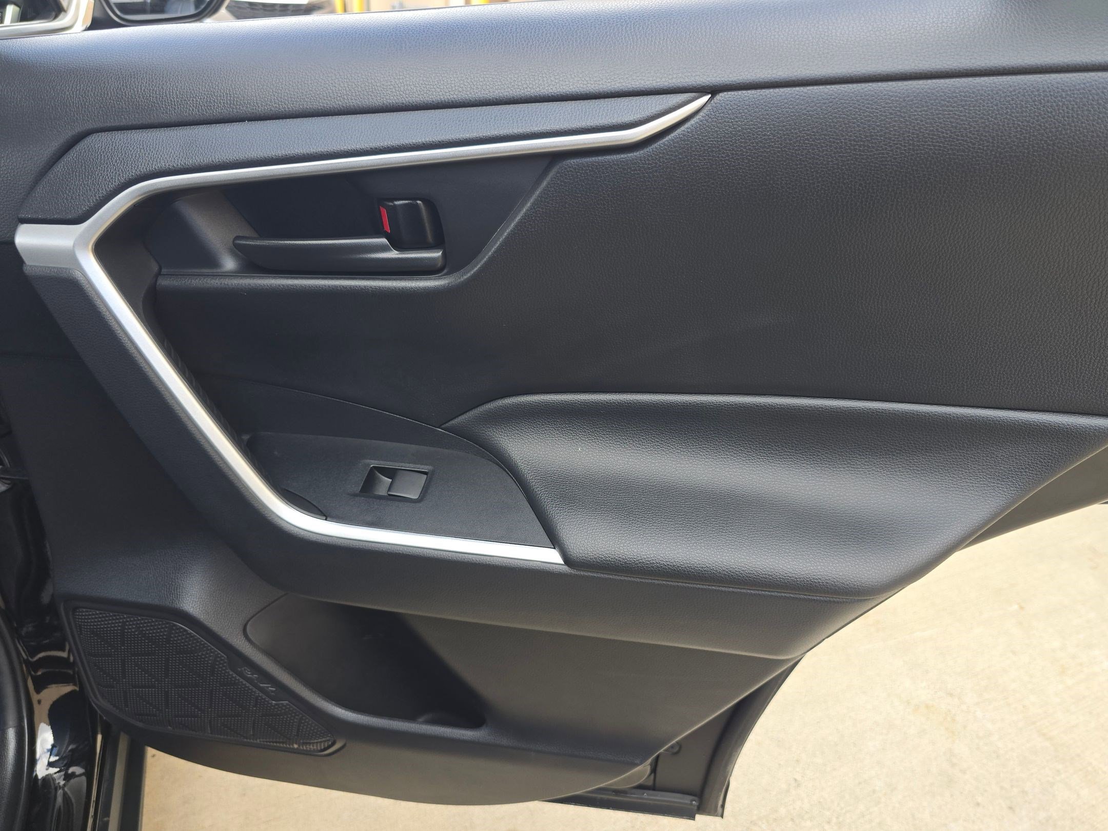 Used 2021 Toyota RAV4 LE image 27