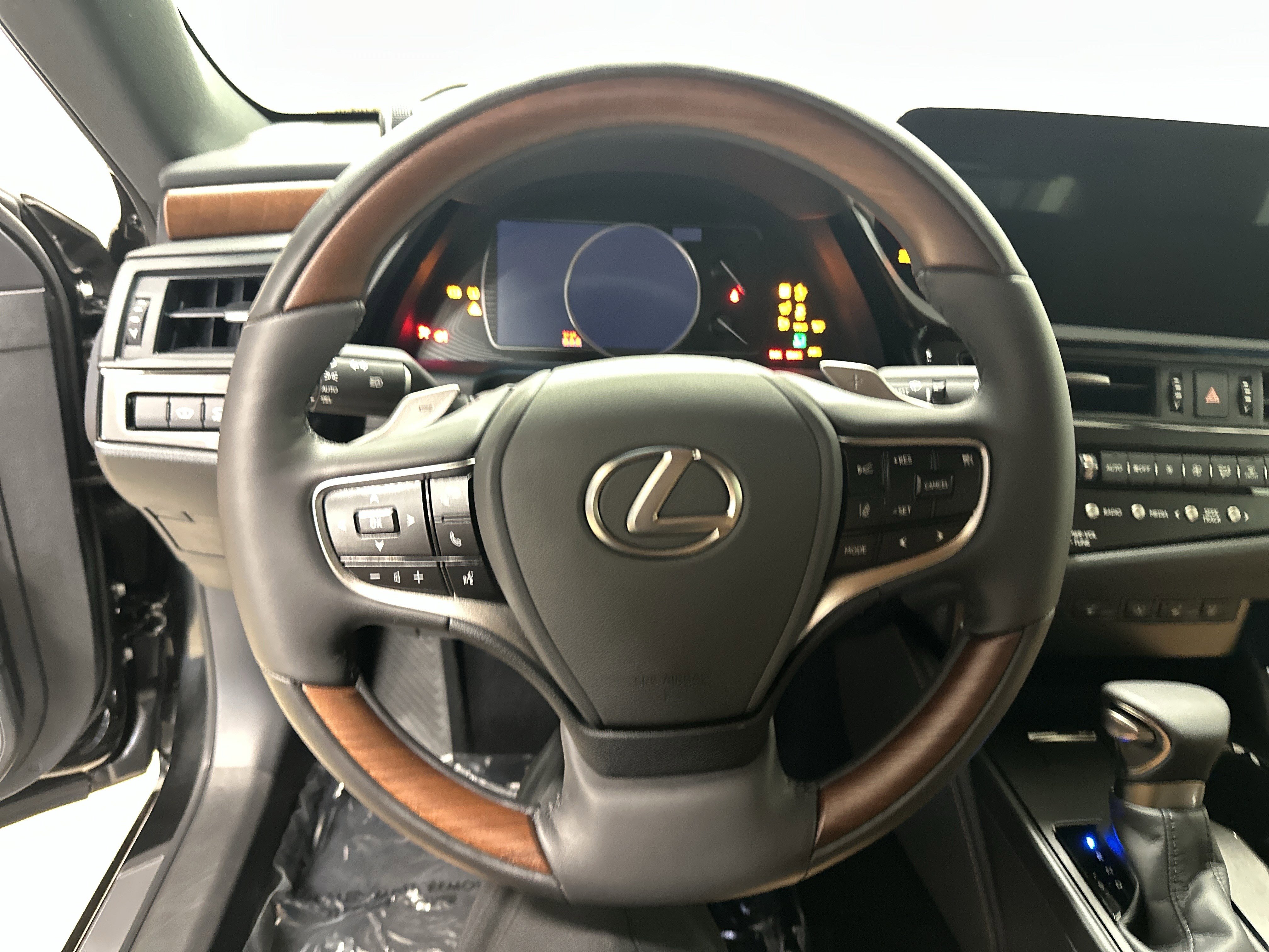 Used 2025 Lexus ES 350 Ultra Luxury FWD image 18