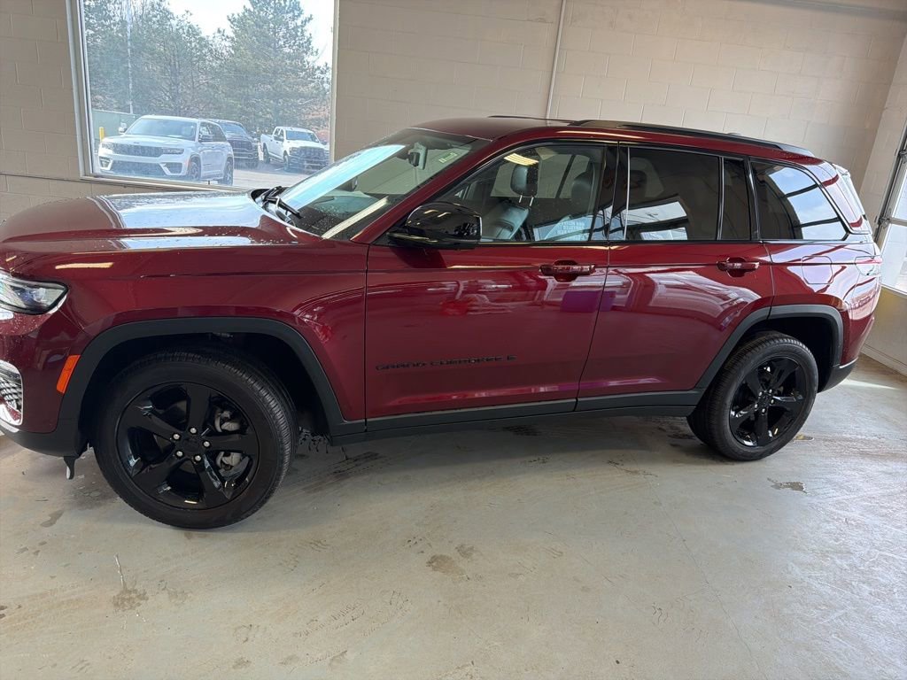 Used 2023 Jeep Grand Cherokee Limited w/ Luxury Tech Group II image 46