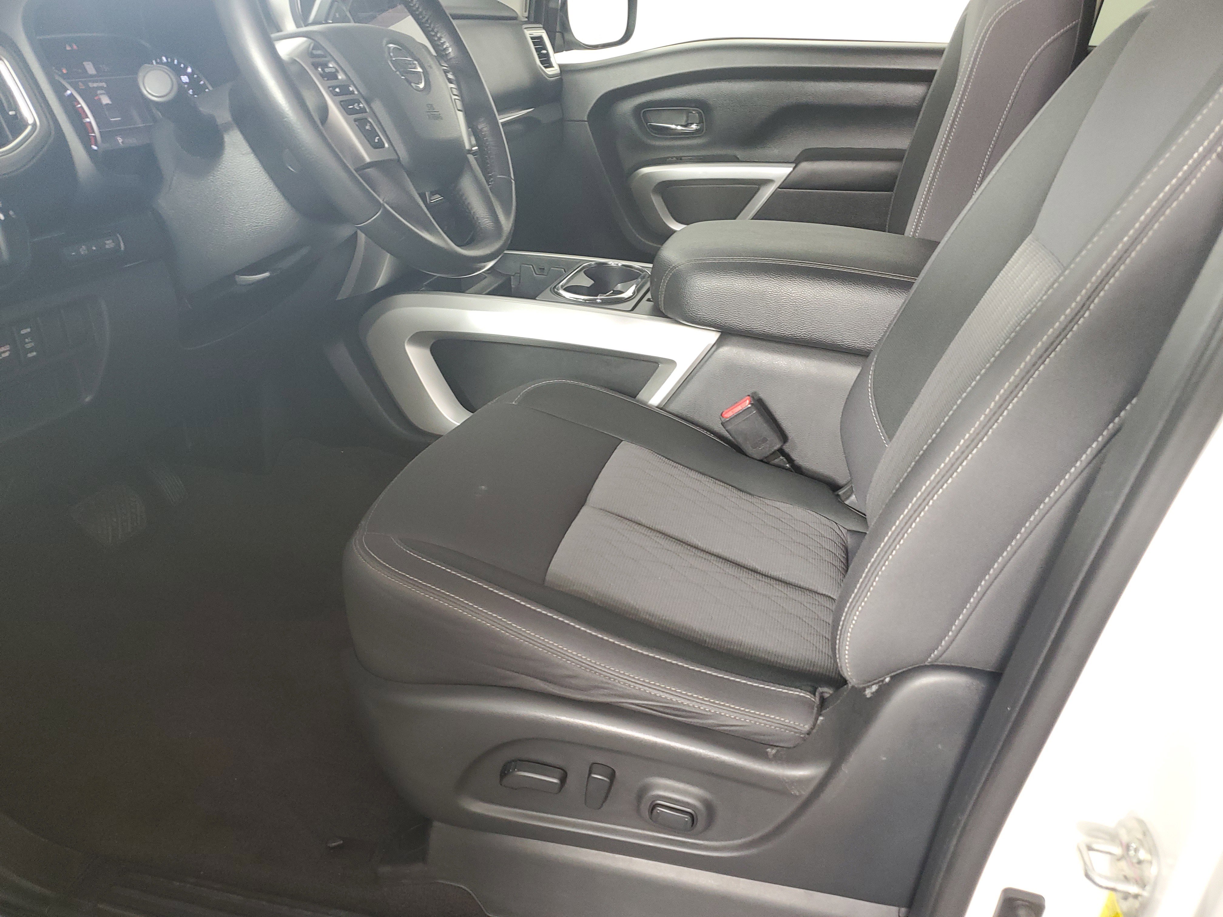 Used 2021 Nissan Titan SV w/ SV Convenience Package image 11