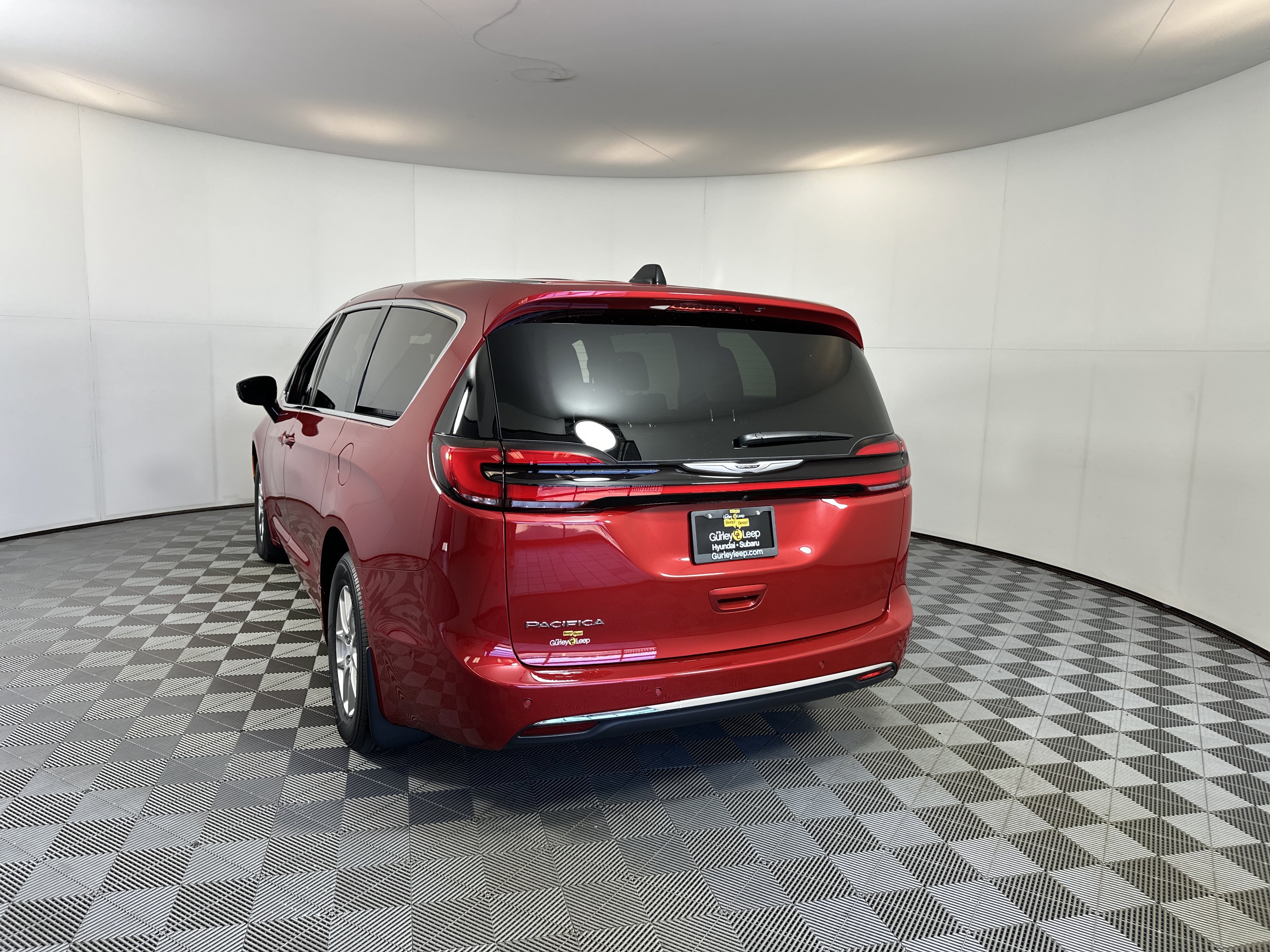 Used 2025 Chrysler Pacifica Select image 9