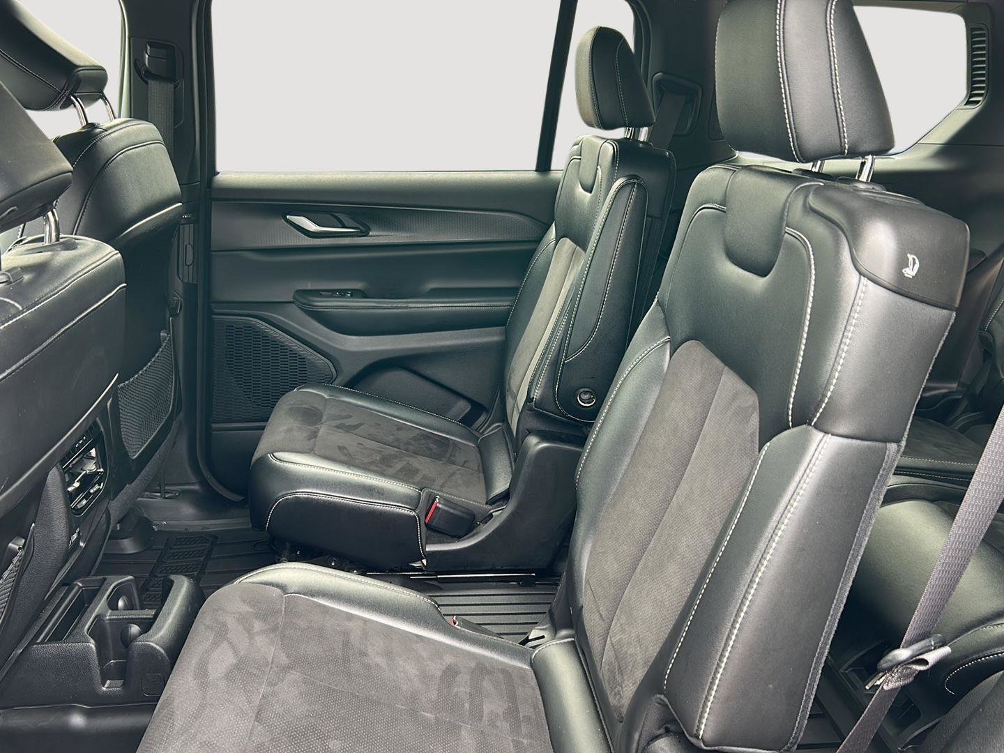 Used 2023 Jeep Grand Cherokee L Laredo image 21