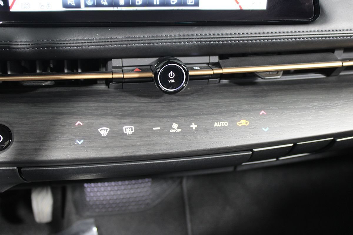 Used 2023 Nissan Ariya FWD image 16