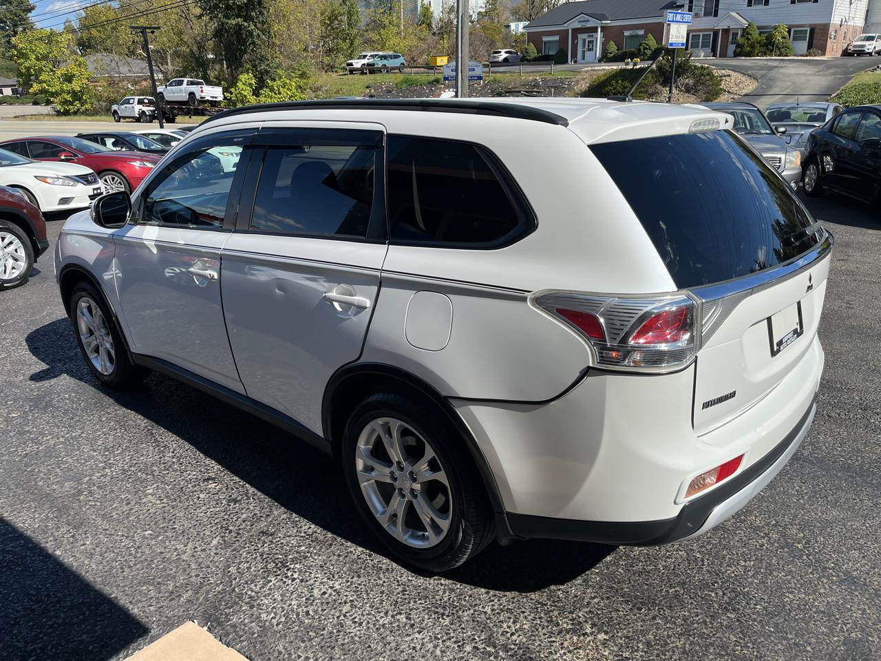 Used 2015 Mitsubishi Outlander SE AWD/4WD image 9