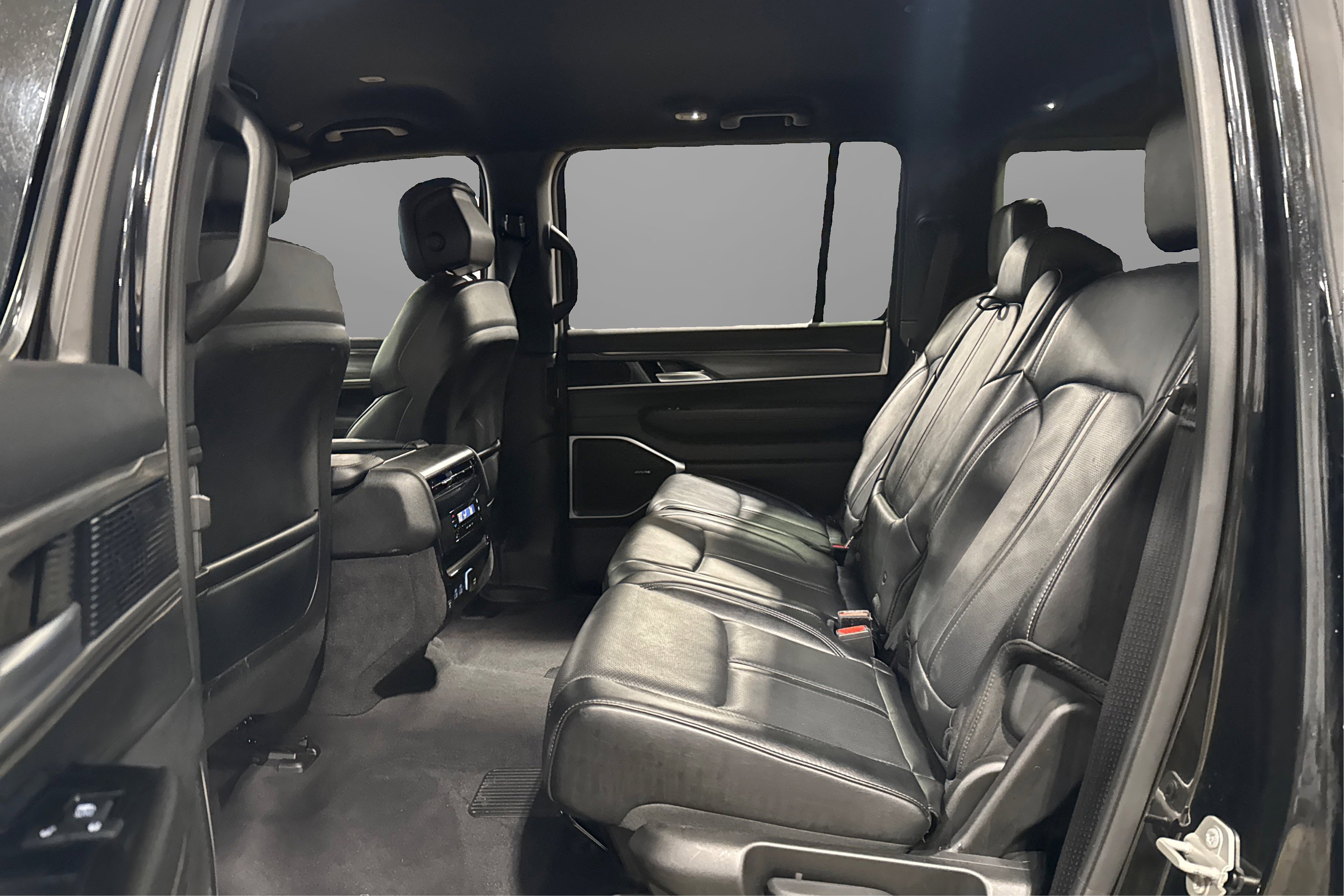 Used 2024 Jeep Wagoneer Series II w/ Flexible Seating Group AWD/4WD image 39