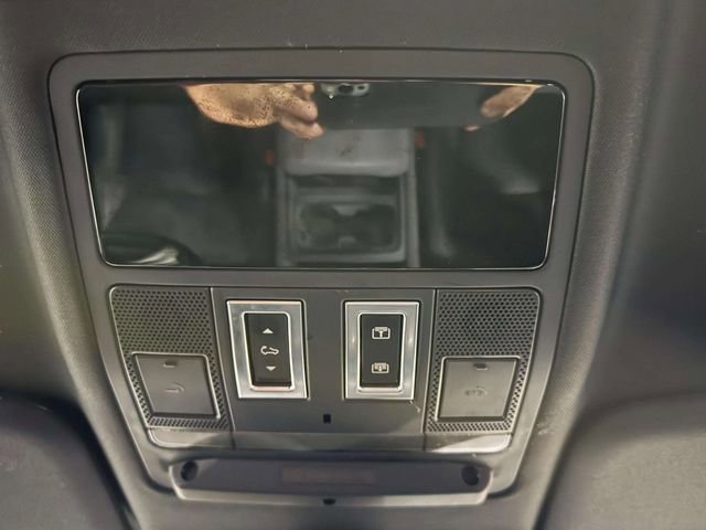 Used 2023 Land Rover Defender 110 SE image 24