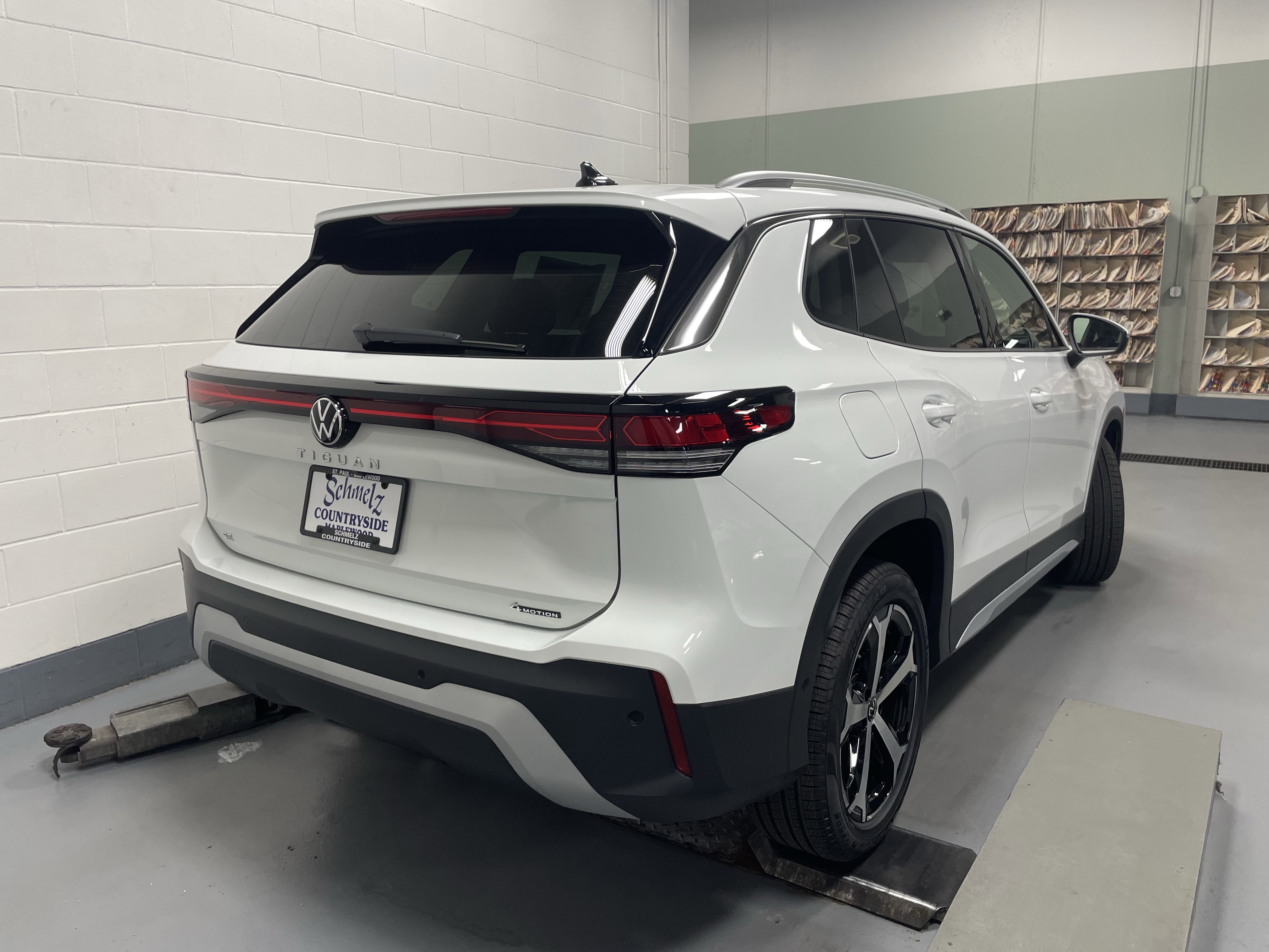 New 2025 Volkswagen Tiguan SE image 2