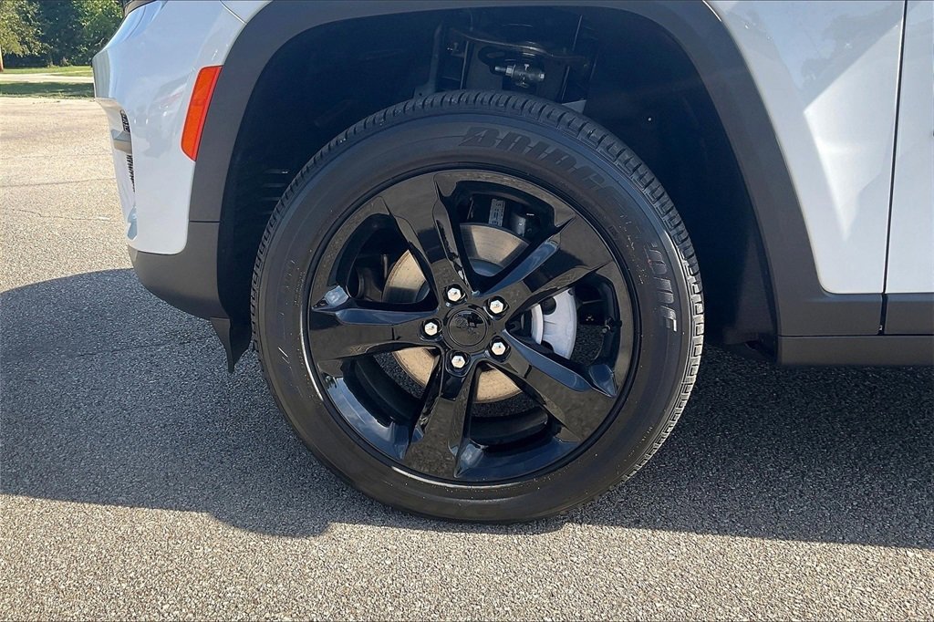 New 2025 Jeep Grand Cherokee Altitude image 12