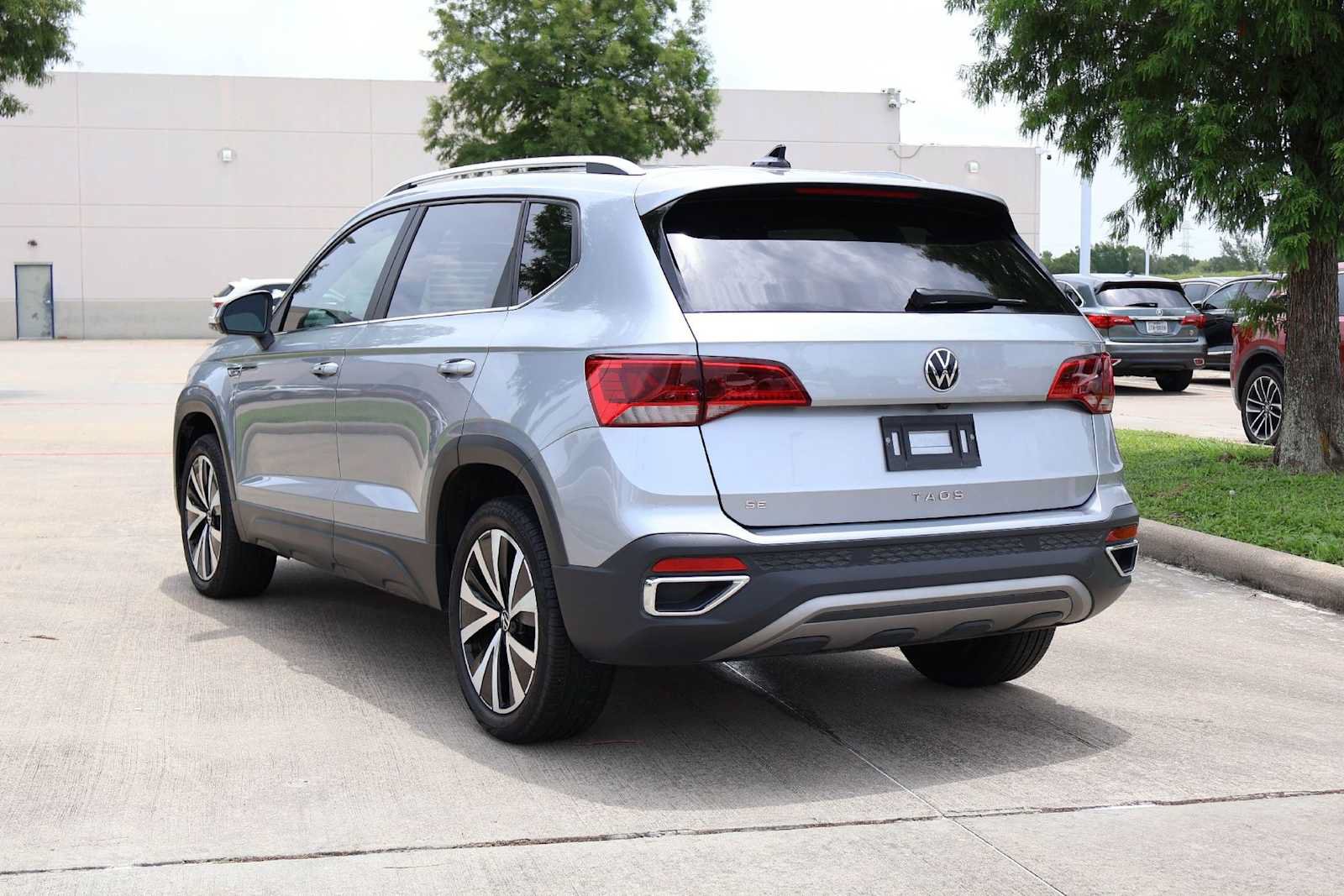 Used 2022 Volkswagen Taos SE FWD image 4