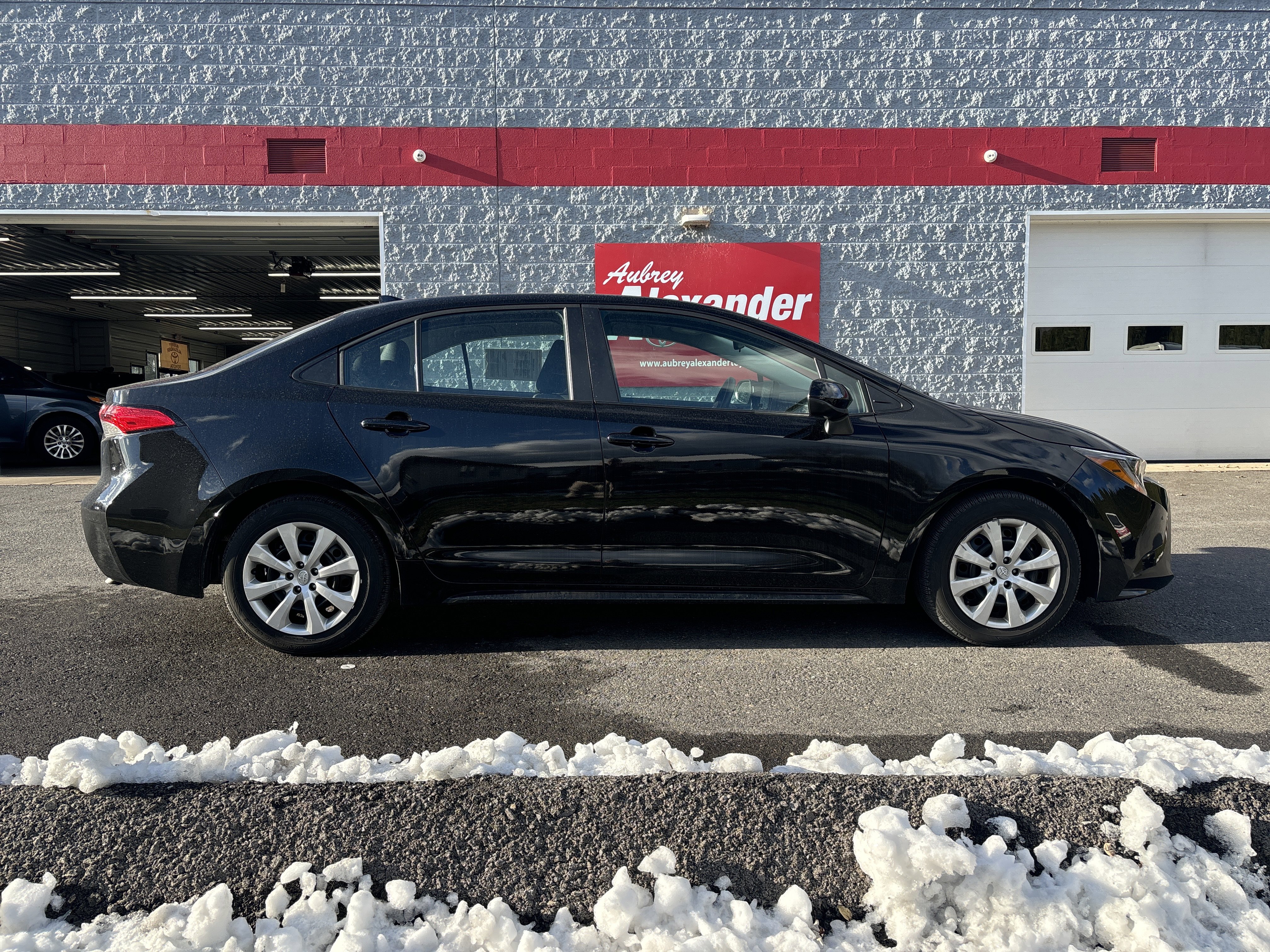 Used 2025 Toyota Corolla LE video 2