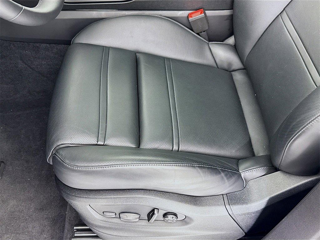 Certified 2025 Porsche Cayenne Coupe image 13