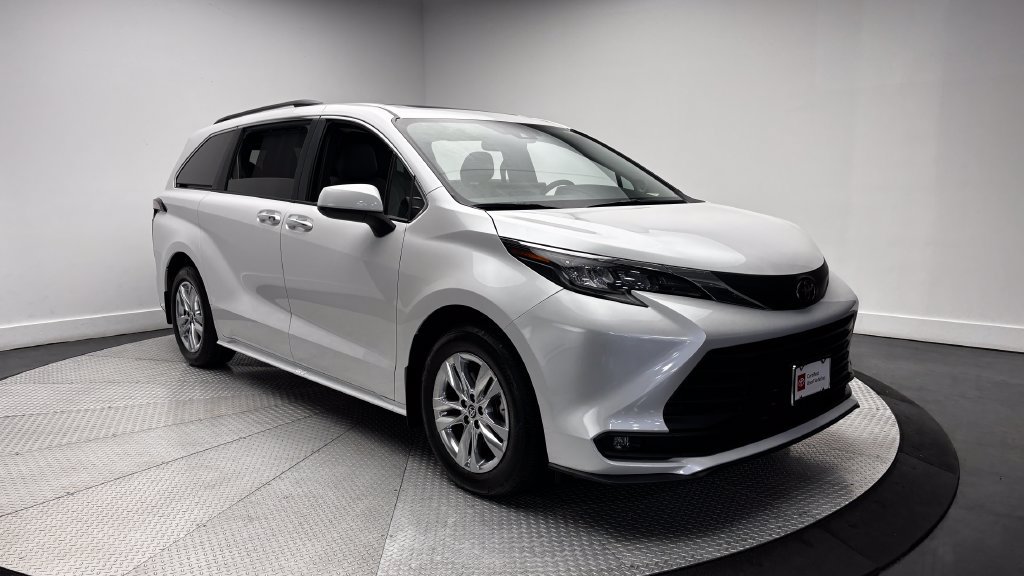 Certified 2026 Toyota Sienna XLE FWD image 47
