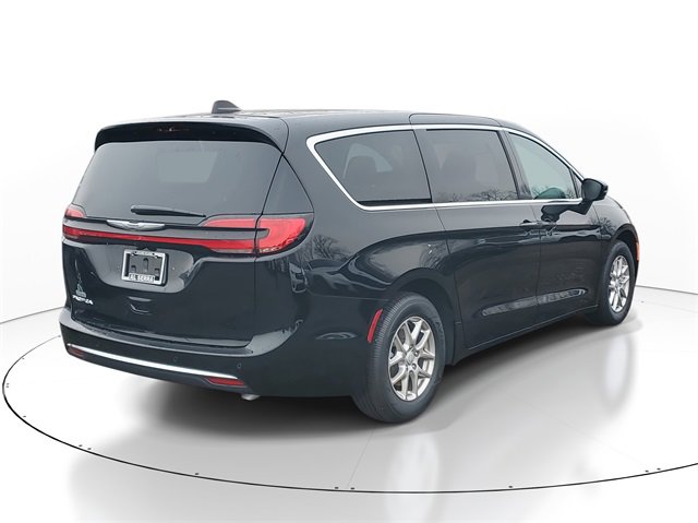New 2026 Chrysler Pacifica Select image 4