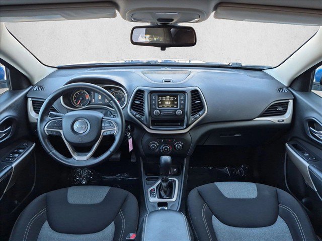 Used 2018 Jeep Cherokee Latitude w/ Altitude Package FWD image 16