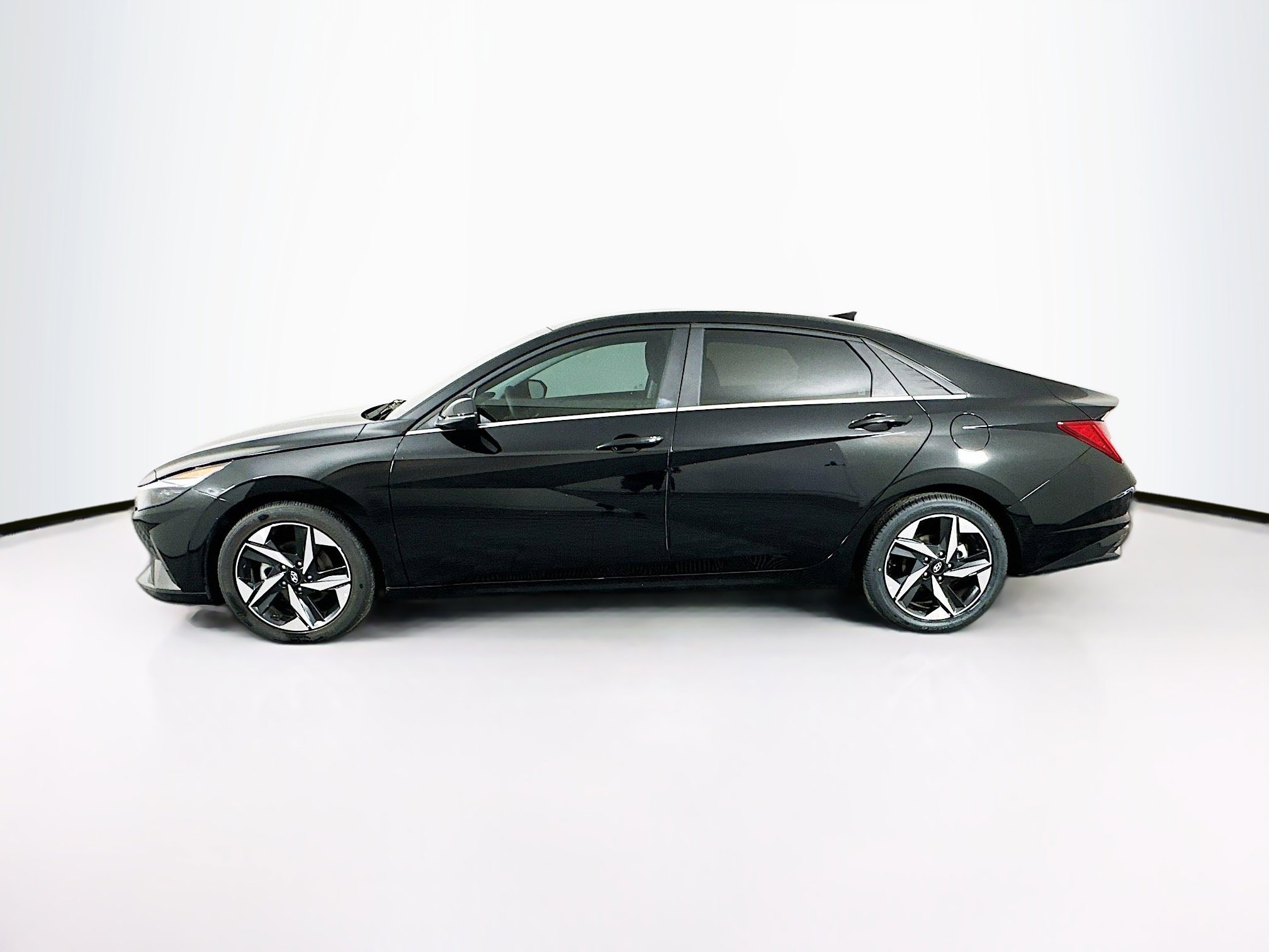 Used 2023 Hyundai Elantra Limited w/ Cargo Package image 4