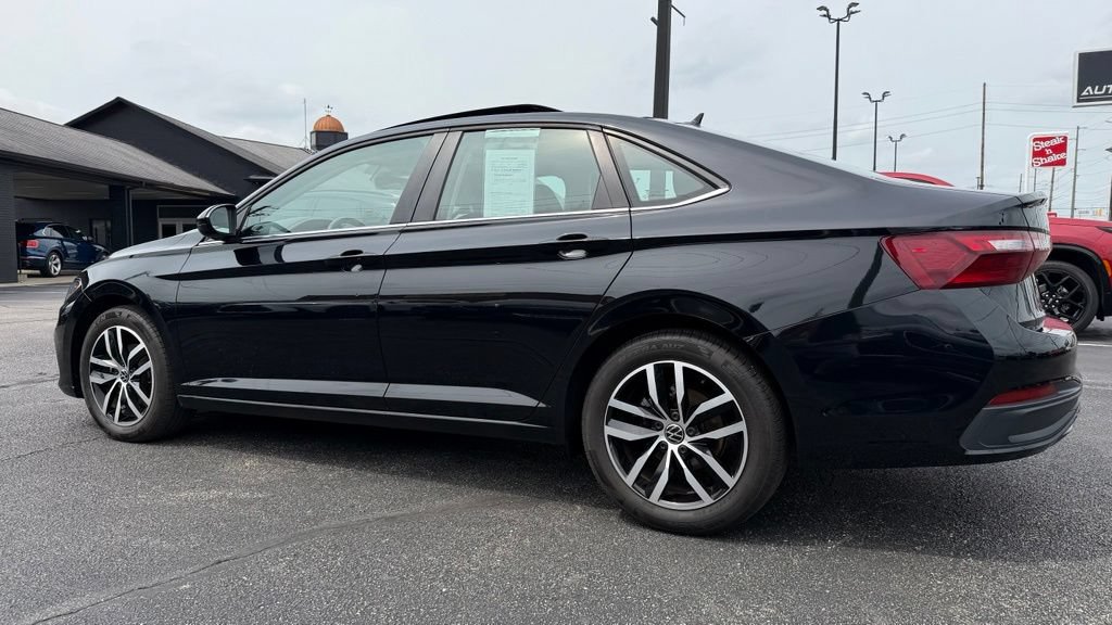 Used 2025 Volkswagen Jetta SE FWD image 4