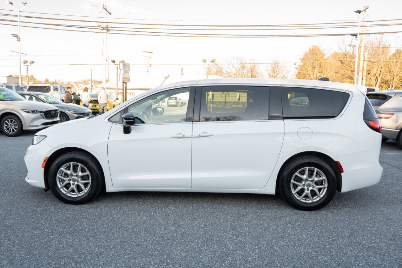 Used 2024 Chrysler Pacifica Touring-L image 7