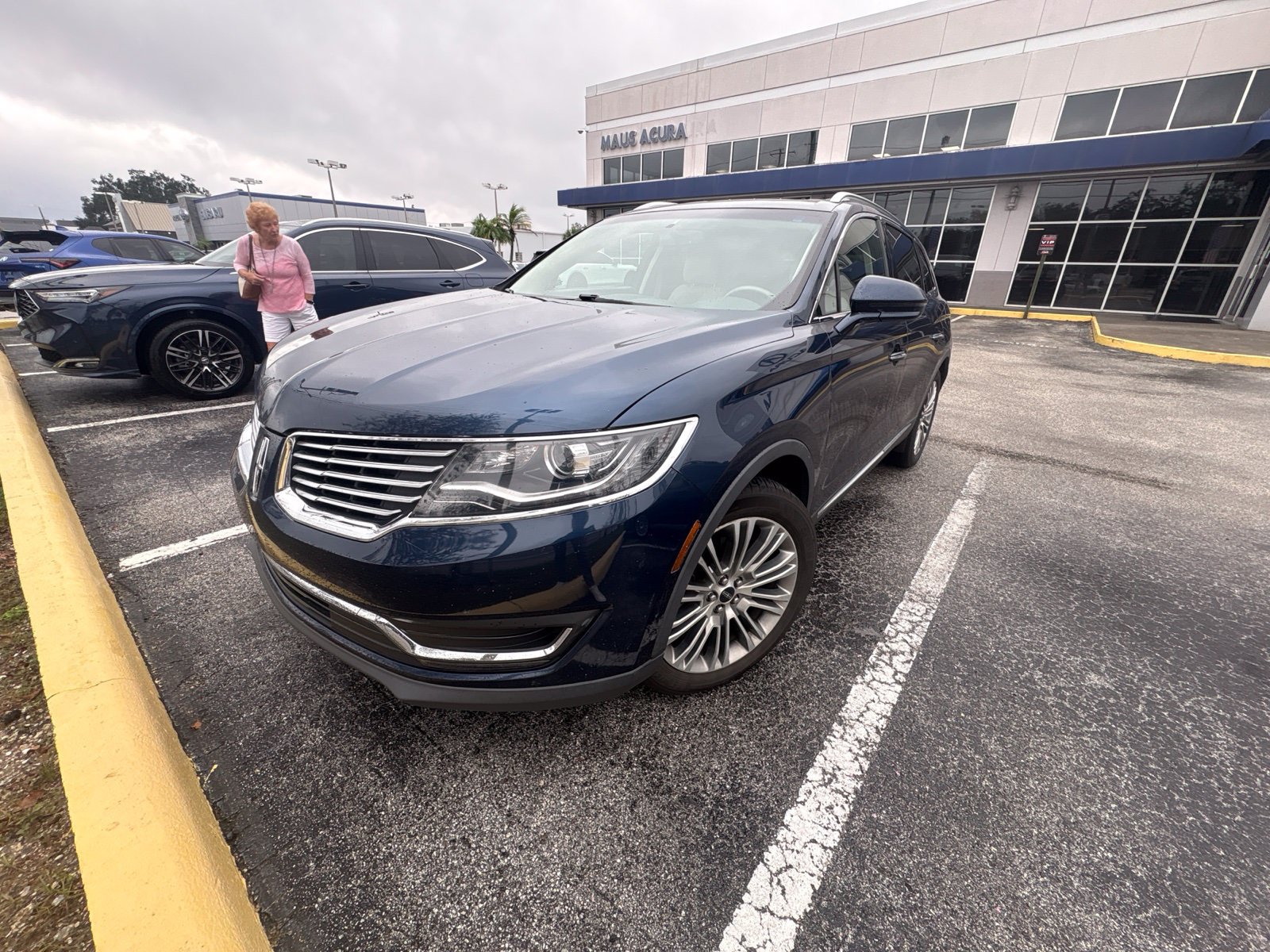 Used 2017 Lincoln MKX Reserve w/ Cargo Utility Package FWD image 3