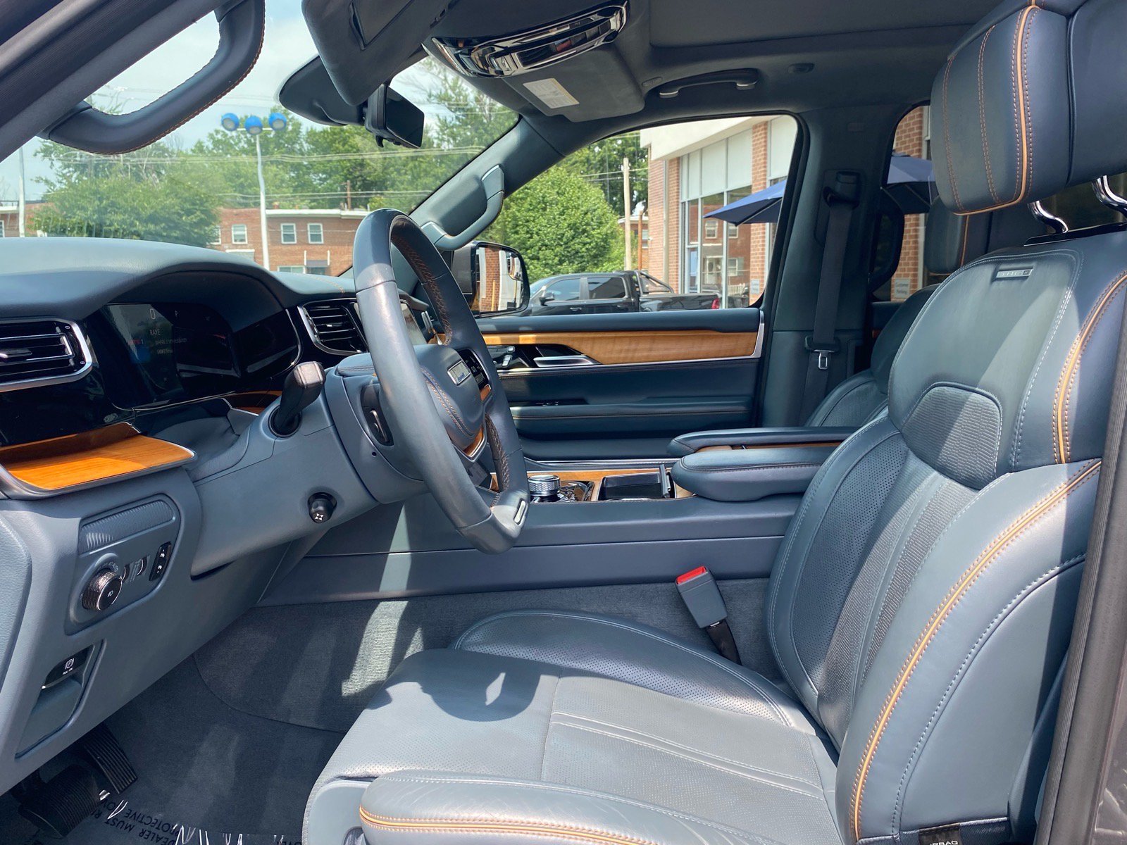 Used 2022 Jeep Grand Wagoneer Series II w/ Convenience Group III AWD/4WD image 11