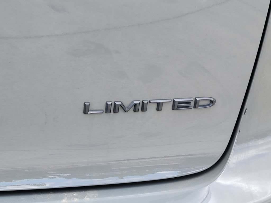 Used 2025 Chrysler Pacifica Limited FWD image 15