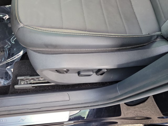 Used 2023 Volkswagen Taos SE w/ Panoramic Sunroof Package FWD image 19