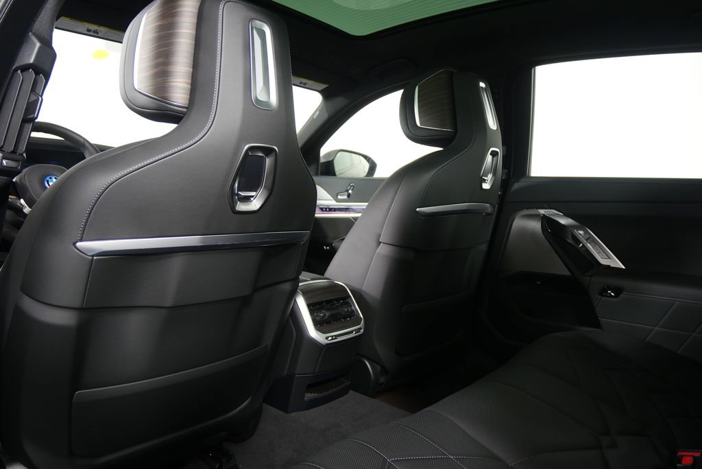 Used 2026 BMW 750e xDrive image 17