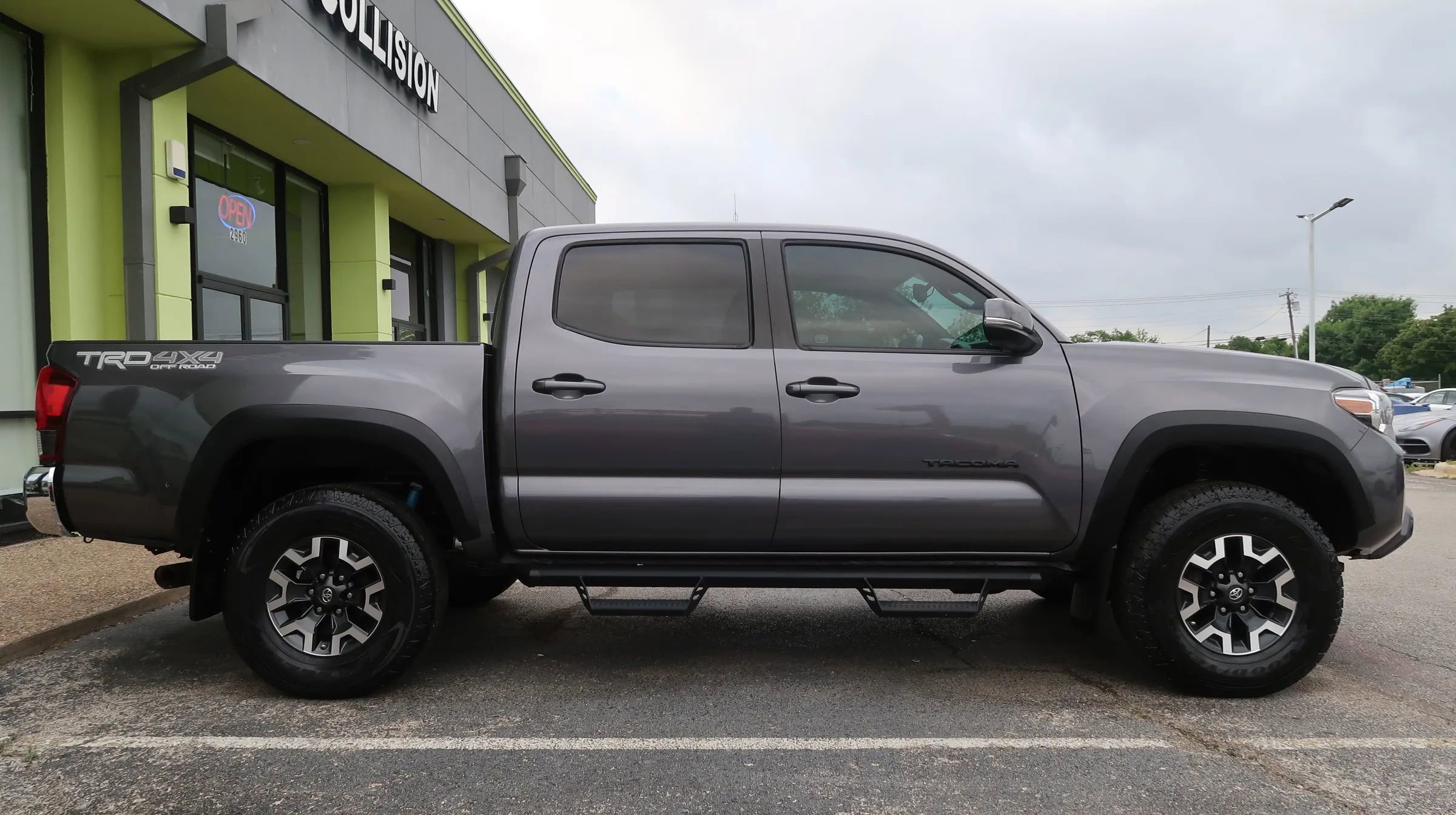 Used 2018 Toyota Tacoma TRD Off-Road AWD/4WD image 8