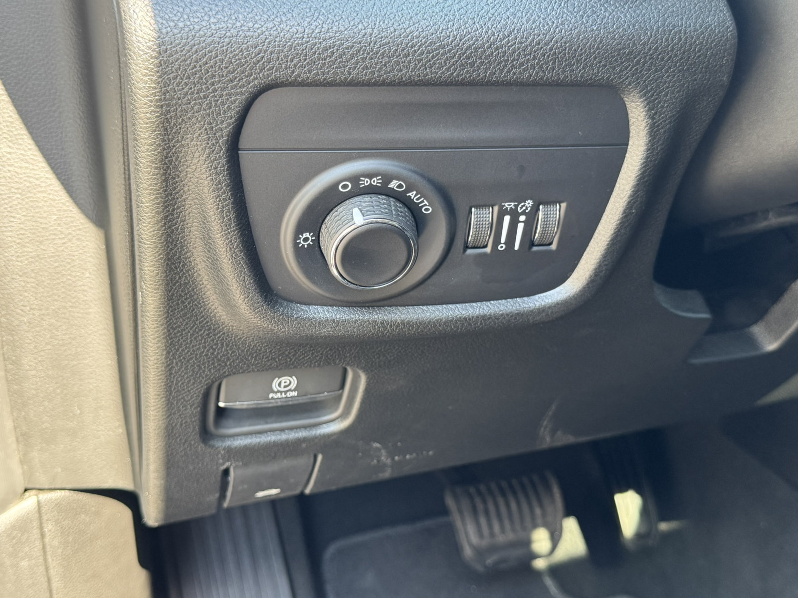 Used 2025 Jeep Grand Cherokee Laredo X w/ Luxury Tech Group I RWD image 35