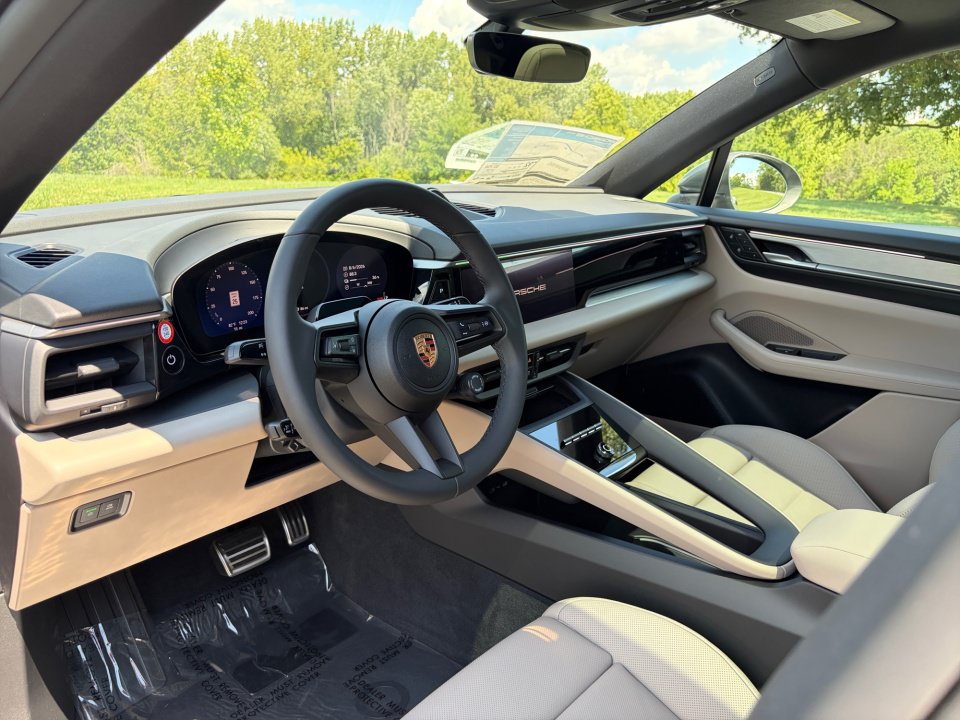 New 2026 Porsche Macan 4S Electric AWD/4WD image 4