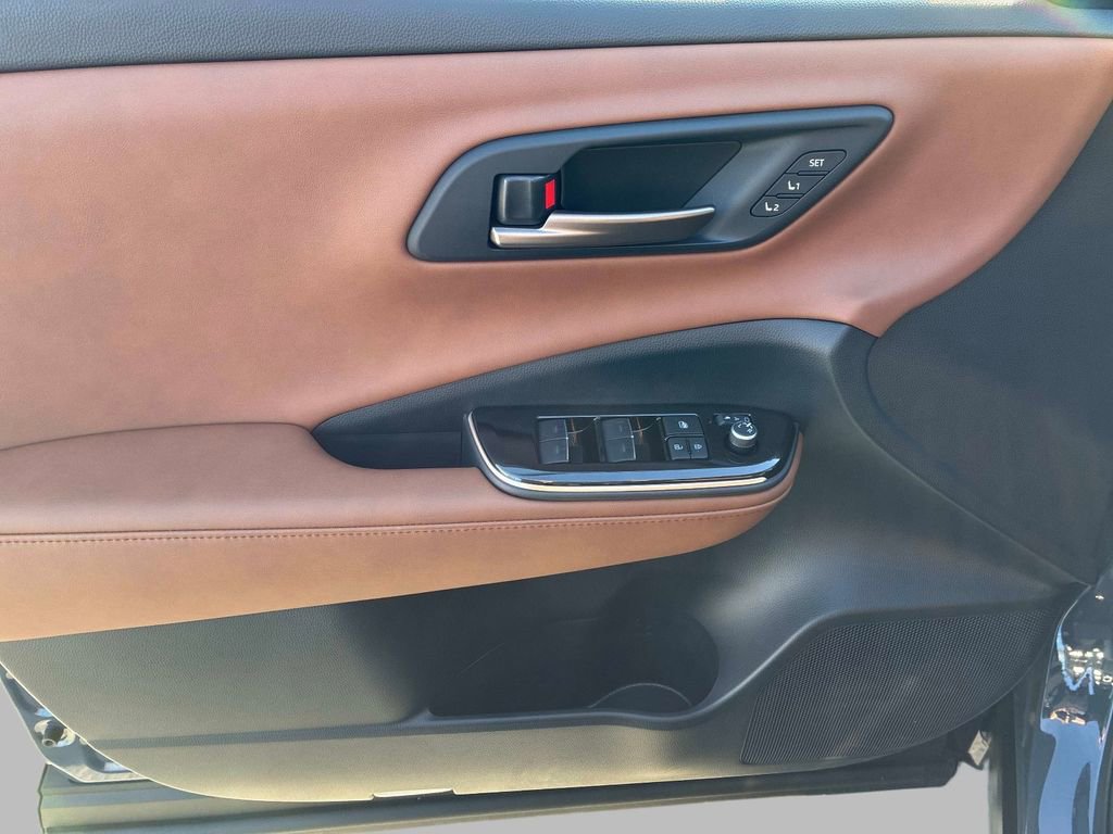 Used 2025 Toyota Crown Signia w/ Advanced Technology Package image 20