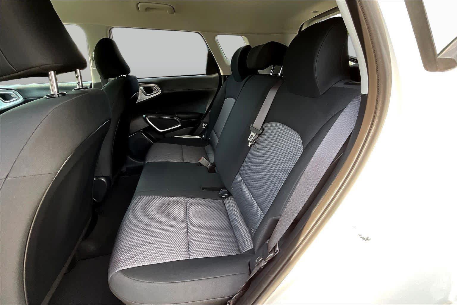 Used 2025 Kia Soul LX w/ LX Technology Package FWD image 19