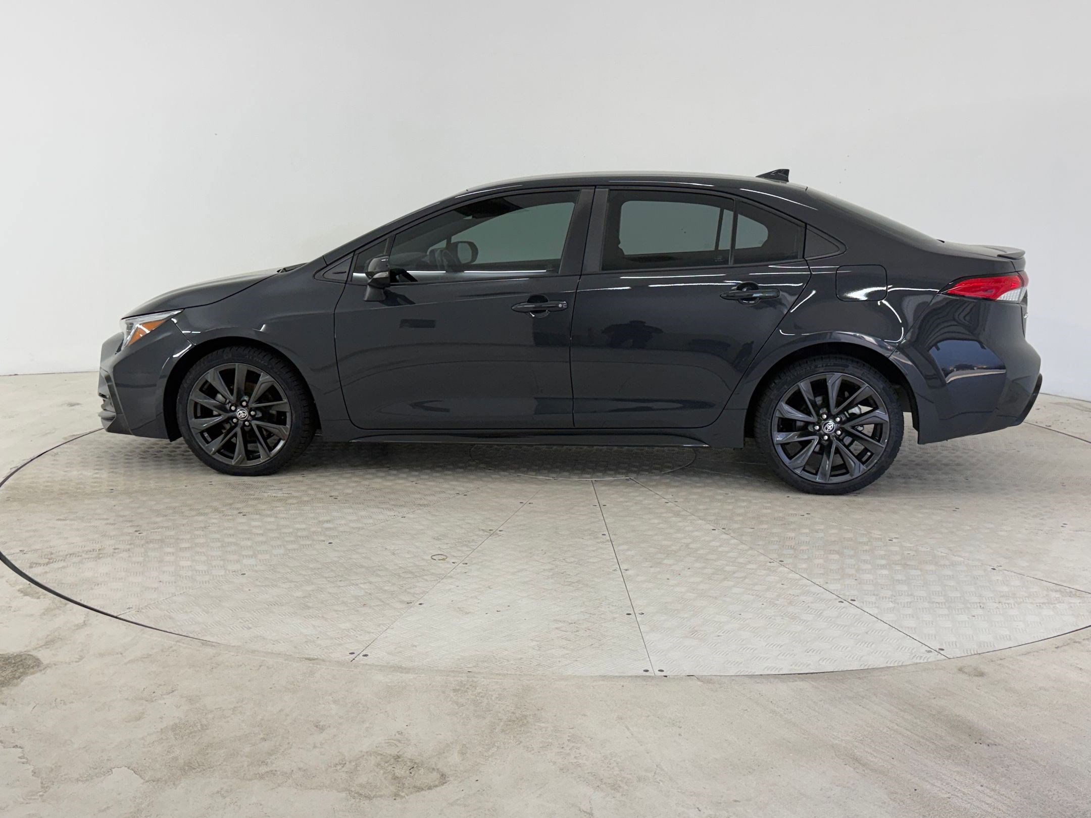 Used 2023 Toyota Corolla SE FWD image 2