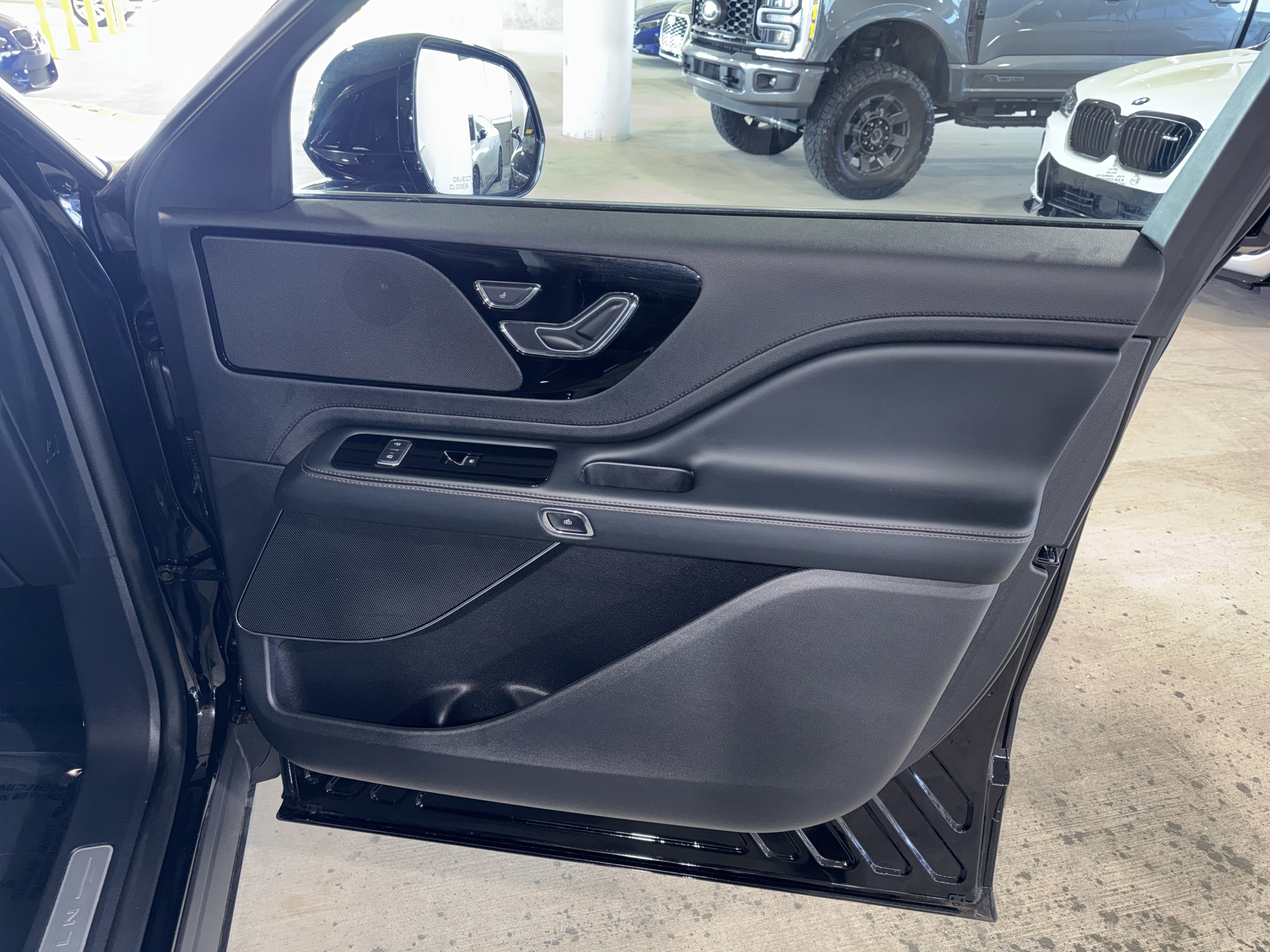 Used 2025 Lincoln Aviator 2WD image 9