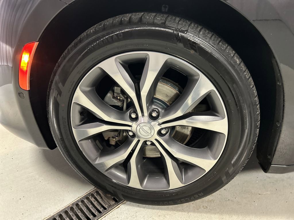 Used 2018 Chrysler Pacifica Limited w/ Tire & Wheel Group image 9