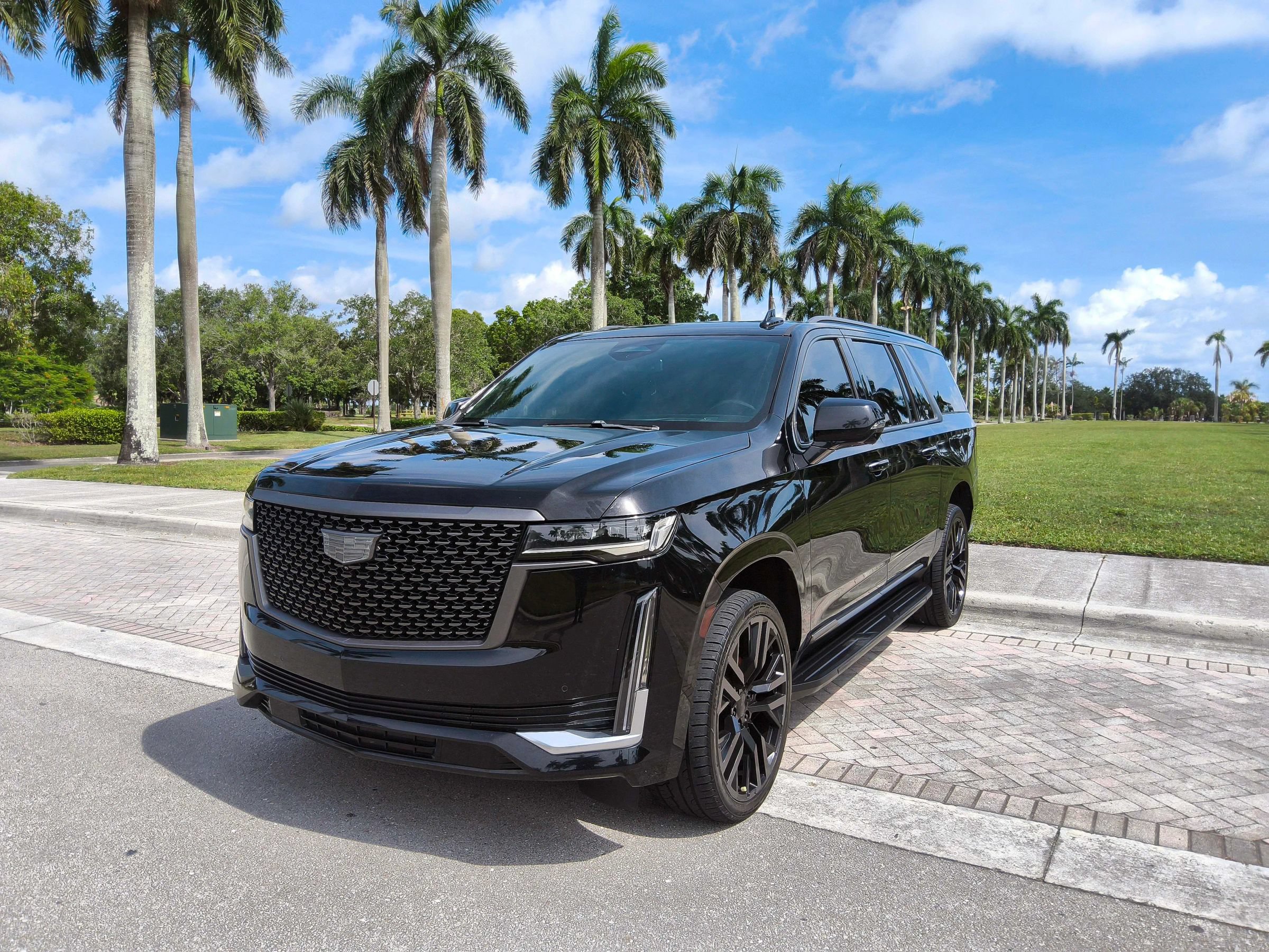 Used 2023 Cadillac Escalade ESV Luxury AWD/4WD image 3