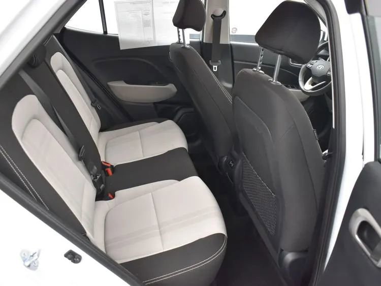 Used 2025 Hyundai Venue SEL image 17